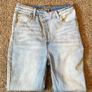 High rise jeggings, asymmetrical style. Size-8